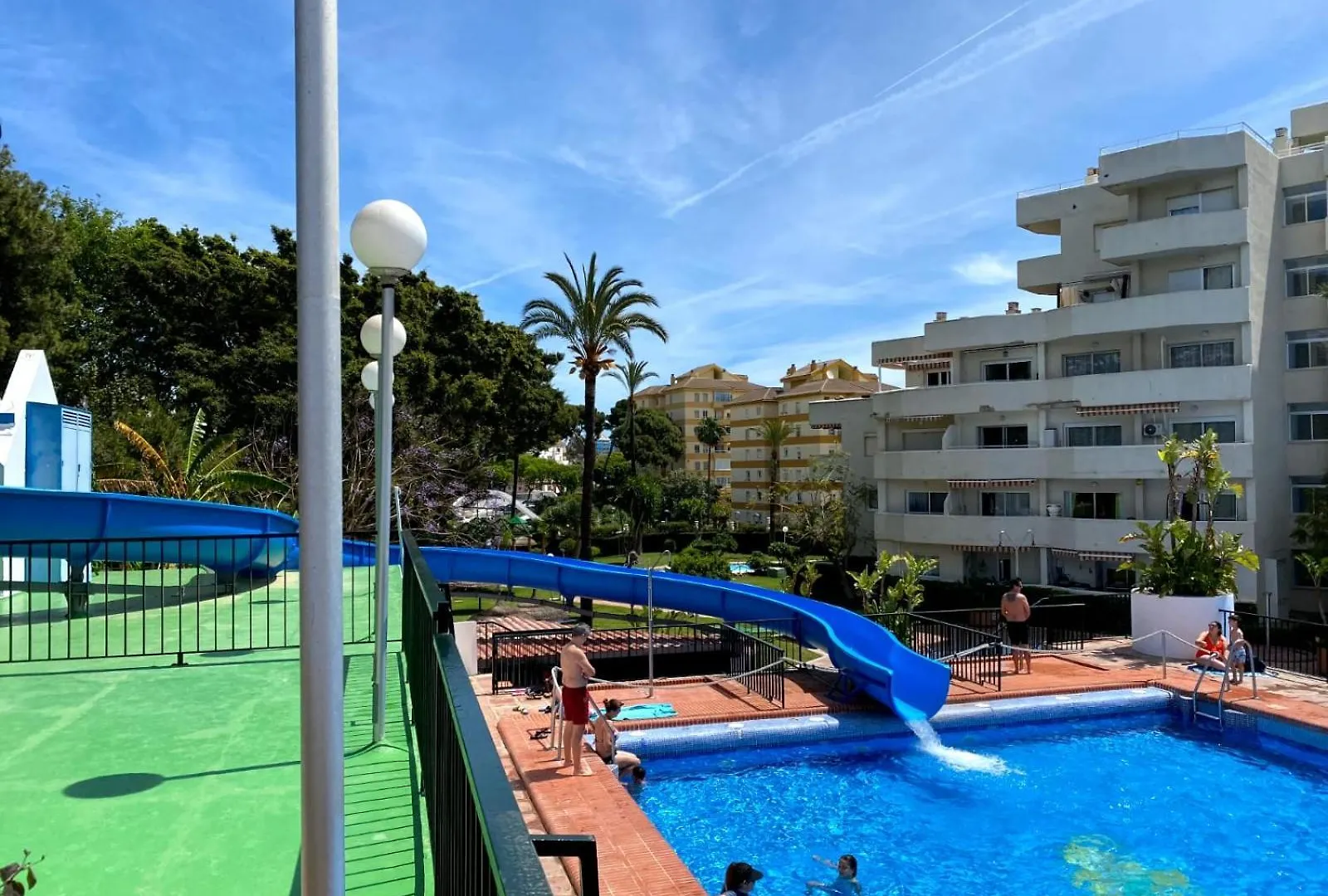 Apartamentos Benalbeach By Benalnova 贝纳尔马德纳